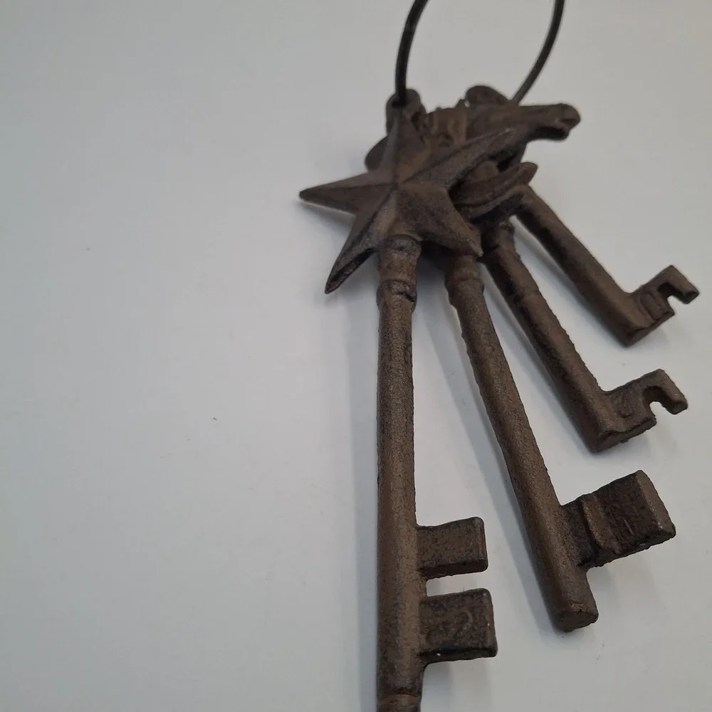 Set of 4 Heavy Cast Iron Skeleton Keys Ring Western Texas Star Horseshoe Boot